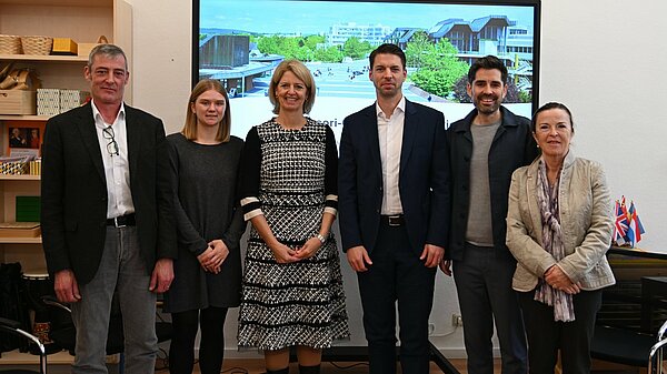 Gaben heute den Startschuss zum Modellprojekt der Campus-Schule: Prof. Dr. Leonhard Frerick (ZfL), Lehramtsstudentin Paula Scholz, Präsidentin Prof. Dr. Eva Martha Eckkrammer, David Thieser (Montessori), Minister Sven Teuber, Bürgermeisterin Elvira Garbes