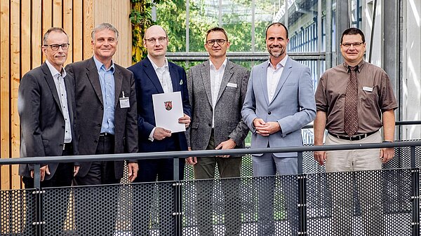 Minister Clemens Hoch bei der Übergabe der Förderbescheide an der Hochschule Trier